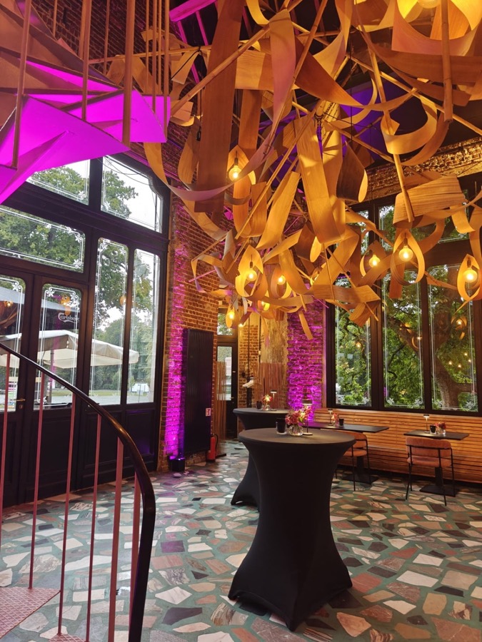 La salle du Pesage et son plafond de branches lumineuses